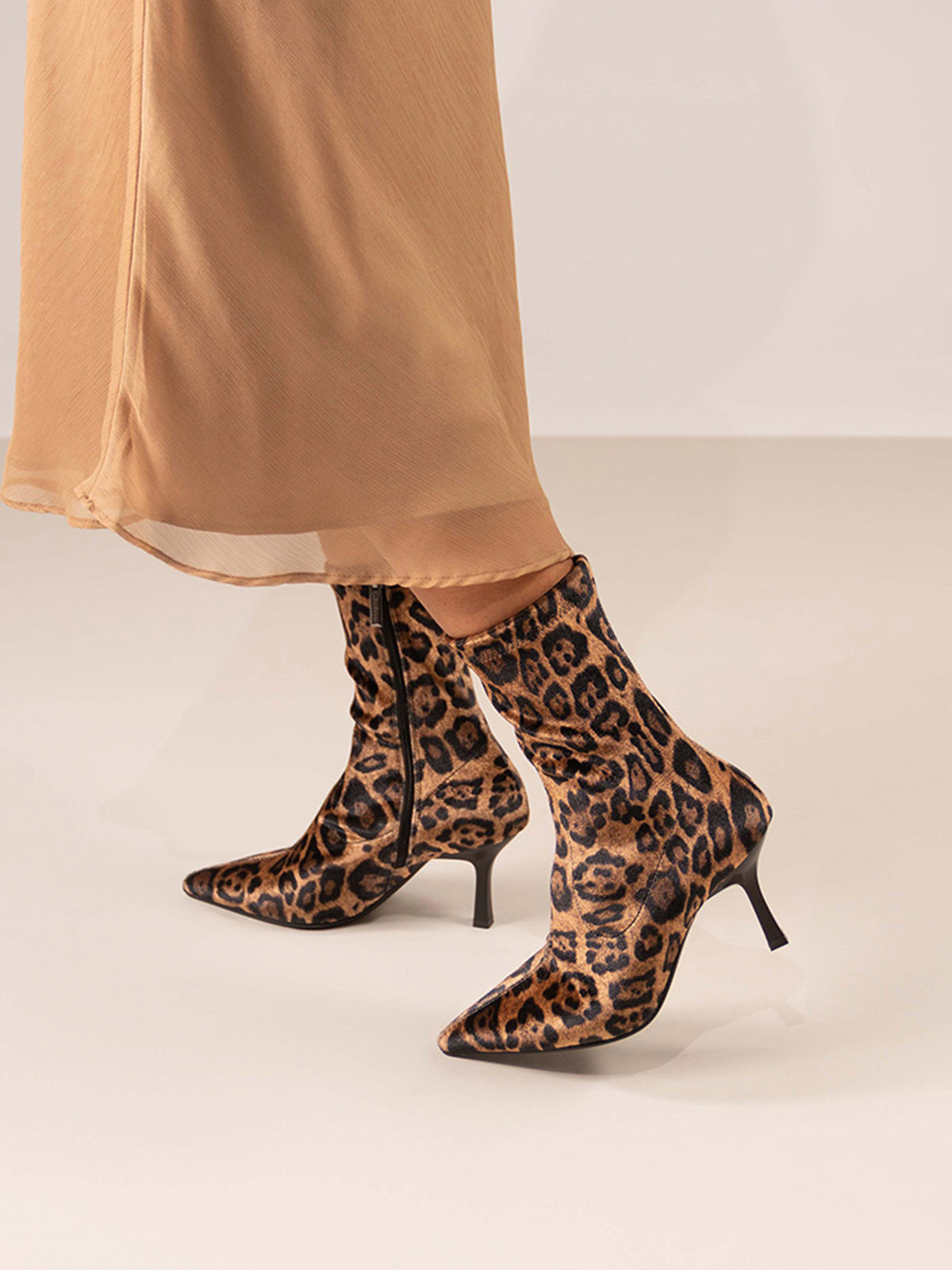 LARA-110 VELVET LEOPARD