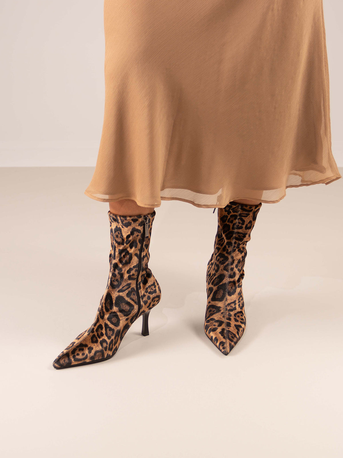LARA-110 VELVET LEOPARD