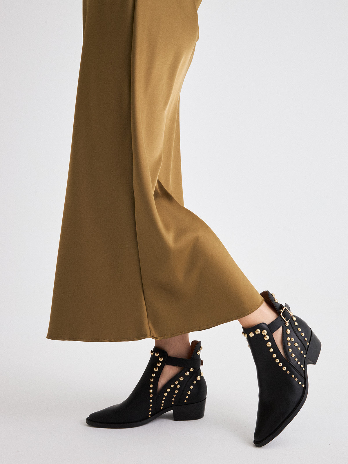 MILAN-032 LEATHER BLACK-GOLD